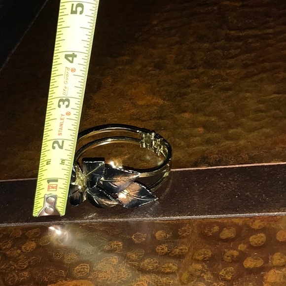 Clamper Style Leaf Motif Bracelet - Picture 14 of 16